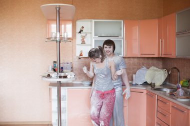 Genç çift mutfakta.