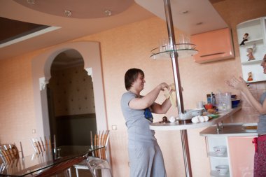 Genç çift mutfakta.