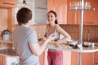 Genç çift mutfakta.