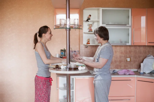 Giovane coppia in cucina — Foto Stock