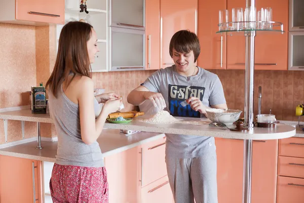 Fiatal pár a konyhában — Stock Fotó