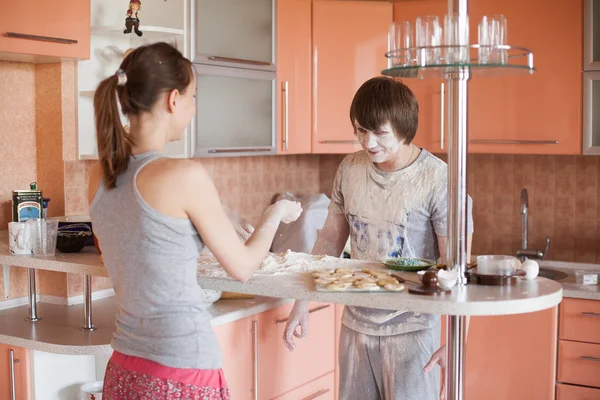 Young couple in kitchen — Stock Photo, Image