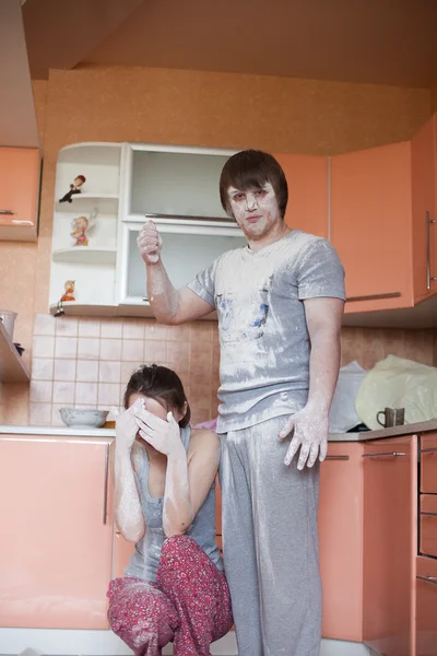 Νεαρό ζευγάρι στην κουζίνα — Φωτογραφία Αρχείου