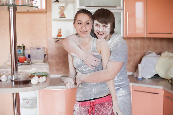 Pareja joven en la cocina —  Fotos de Stock