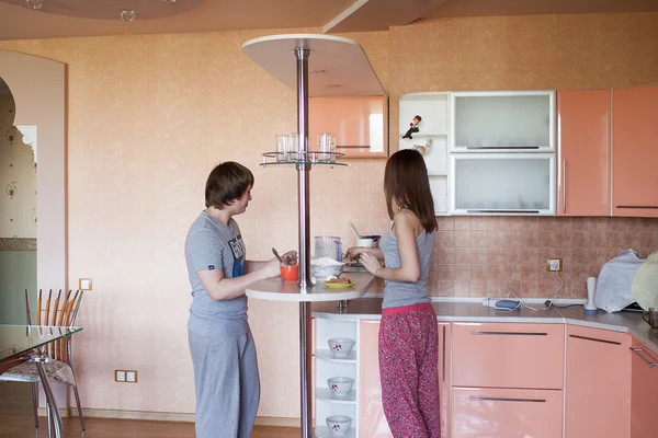 Young couple in kitchen — Stock Photo, Image