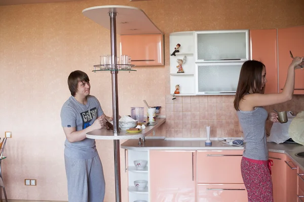 Young couple in kitchen — Stock Photo, Image