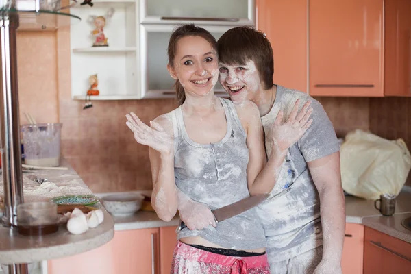 Junges Paar in der Küche — Stockfoto