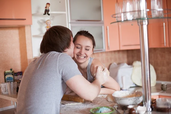 Pareja joven en la cocina —  Fotos de Stock