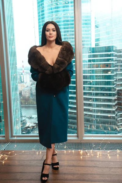 Underbar kvinna i rock stående i modern lägenhet — Stockfoto
