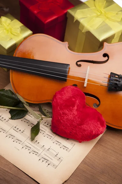美丽的玫瑰和小提琴! — 图库照片