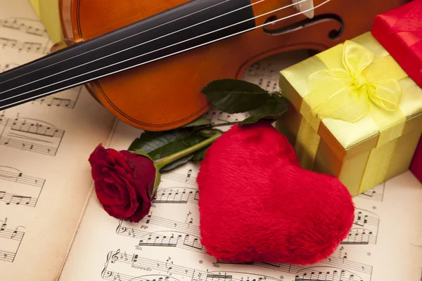 美丽的玫瑰和小提琴! — 图库照片