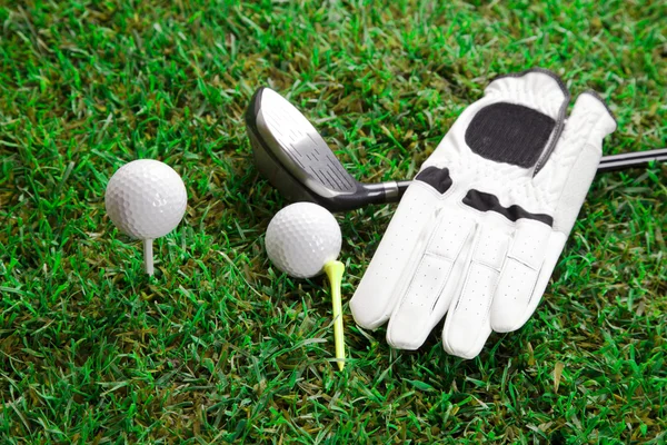 Pelota de golf en la hierba verde — Foto de Stock