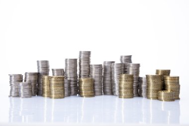 çok para! Beyaz arka plan üzerinde izole paraları