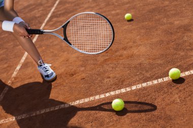 Tenis raketi ile gülümseyen güzel kız