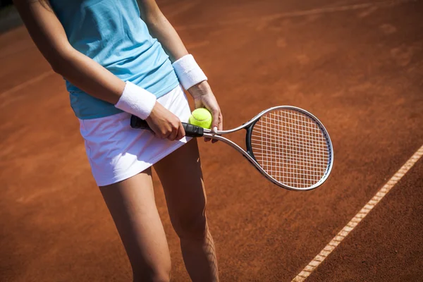 Hermosa chica sonriendo con una raqueta de tenis —  Fotos de Stock