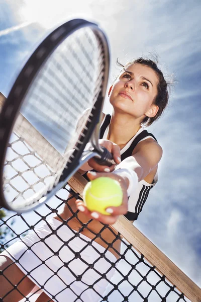 年轻漂亮的女孩儿有赖于网球网 — 图库照片