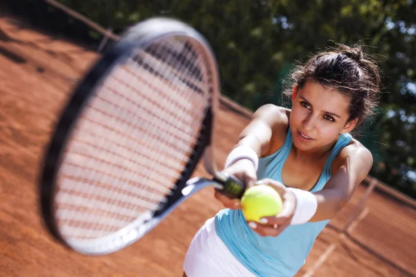 Młoda dziewczyna złapaniu piłki w kort tenisowy — Zdjęcie stockowe