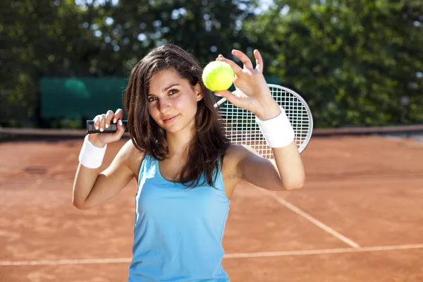 Hermosa chica sonriendo con una raqueta de tenis —  Fotos de Stock