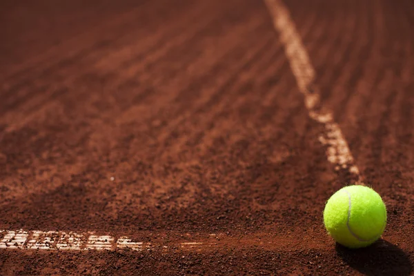 Tennisbal in de lijn — Stockfoto