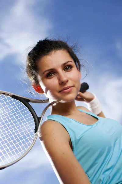 Όμορφη κοπέλα, χαμογελά με μια ρακέτα του τένις — Φωτογραφία Αρχείου