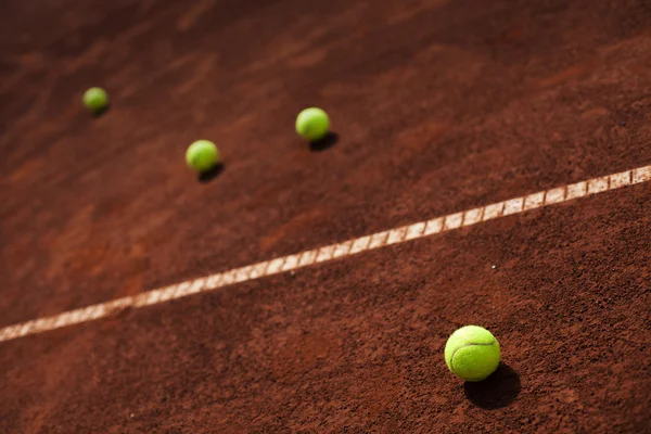 Pelota de tenis en la línea — Foto de Stock