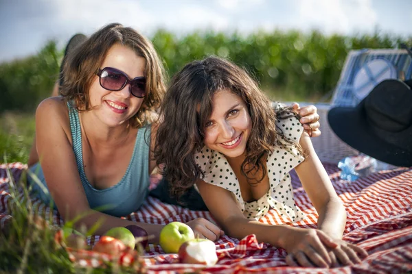 Twee mooie meisjes maken een picknick — Stockfoto