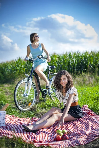 Två vackra flickor göra en picknick — Stockfoto