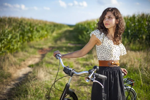 Menina bonita com bicicleta — Fotografia de Stock