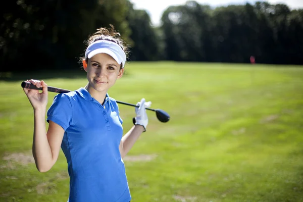 Retrato de uma mulher jogando golfe — Fotografia de Stock