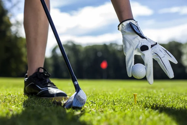 Establecer pelota de golf en una clavija — Foto de Stock