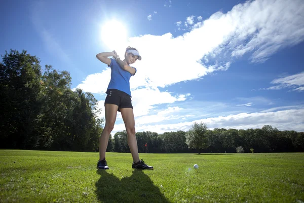 Femme jouant au golf sur le terrain — Photo