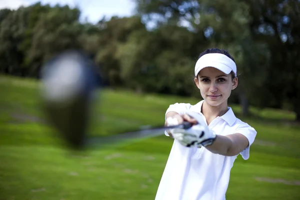Retrato de uma mulher jogando golfe — Fotografia de Stock