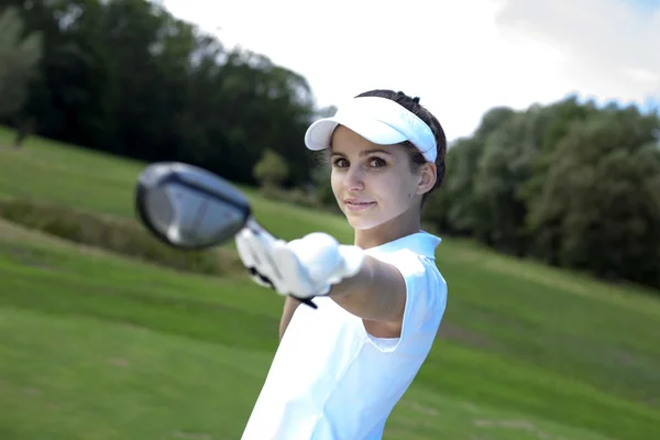 Retrato de una mujer jugando al golf —  Fotos de Stock