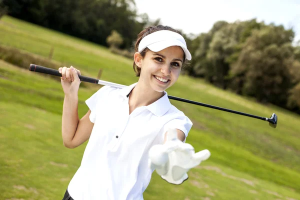 Retrato de uma mulher jogando golfe — Fotografia de Stock