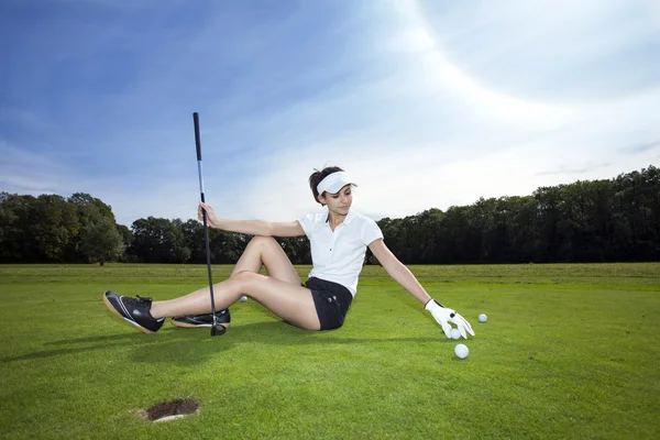 Retrato de uma mulher jogando golfe — Fotografia de Stock