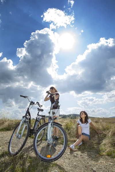 Duas meninas bonitas em passeio de bicicleta — Fotografia de Stock
