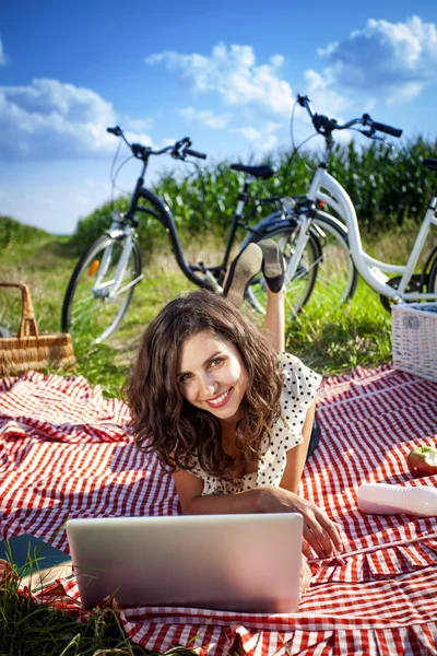 Mujeres, picnic y computadora ! — Foto de Stock