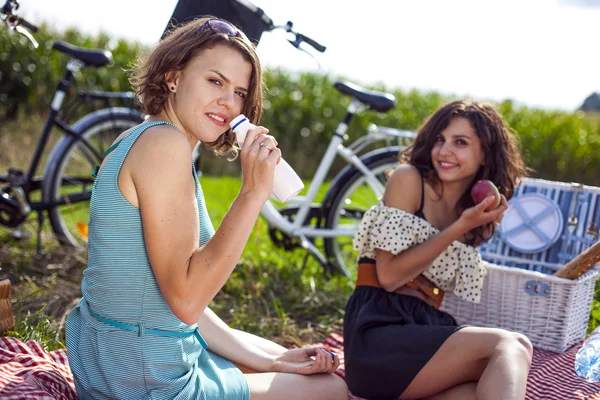 Due belle ragazze ejnoy il sole in picnic — Foto Stock