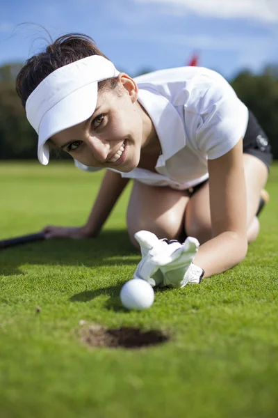 Mooi meisje golf spelen op gras — Stockfoto