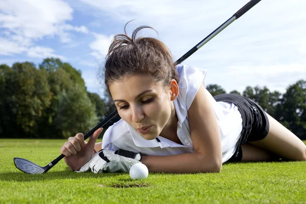 Söt flicka fusk på golf fält — Stockfoto