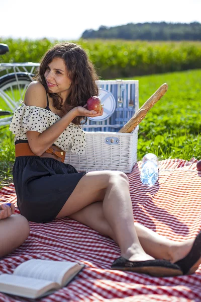 Chica bonita hacer un picnic — Foto de Stock