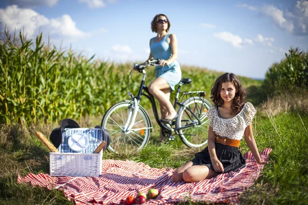 Două fete frumoase fac un picnic — Fotografie, imagine de stoc