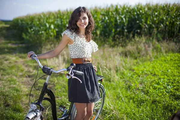 Güzel bir kız bisikleti ile — Stok fotoğraf