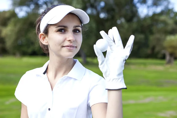 Golf oynarken bir kadın portresi — Stok fotoğraf