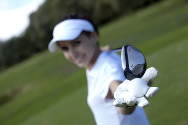 Retrato de uma mulher jogando golfe — Fotografia de Stock