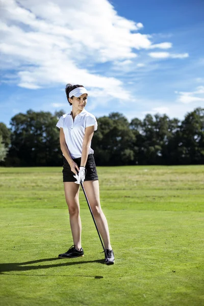 Pretty girl playing golf on grass — Stock Photo, Image