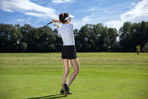 Linda chica jugando al golf en la hierba — Foto de Stock