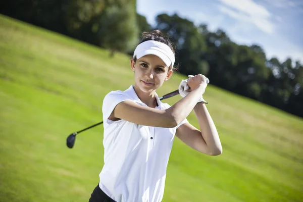 Mooi meisje golf spelen op gras — Stockfoto