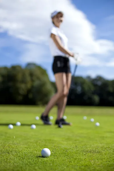 Söt flicka spela golf på gräs — Stockfoto