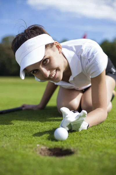 Hezká dívka podvádění na hřišti golf — Stock fotografie